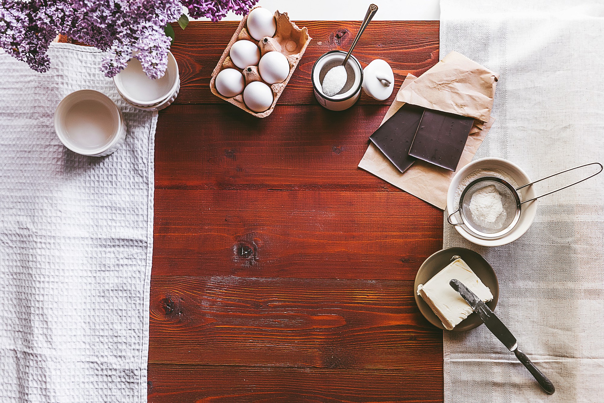 Widok wnętrza pracowni kuchennej z drewnianym stołem