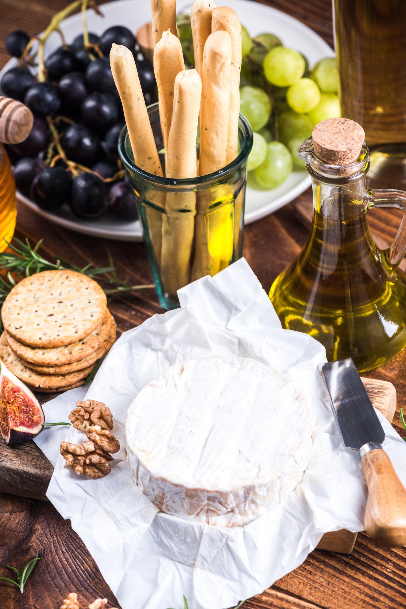 Deska z ułożonymi antipasti i oliwkami